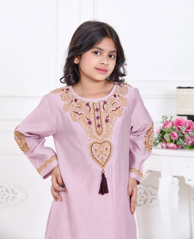 أرتيميا جلابية مطرزة بخيوط ذهبية بنسيج فاخر ناعم